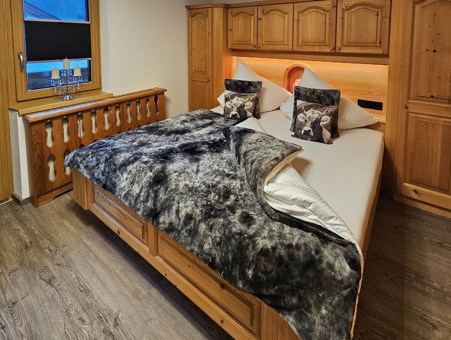 Das gemütliche Schlafzimmer mit viel Holz, sorgt für guten und erholsamen Schlaf.