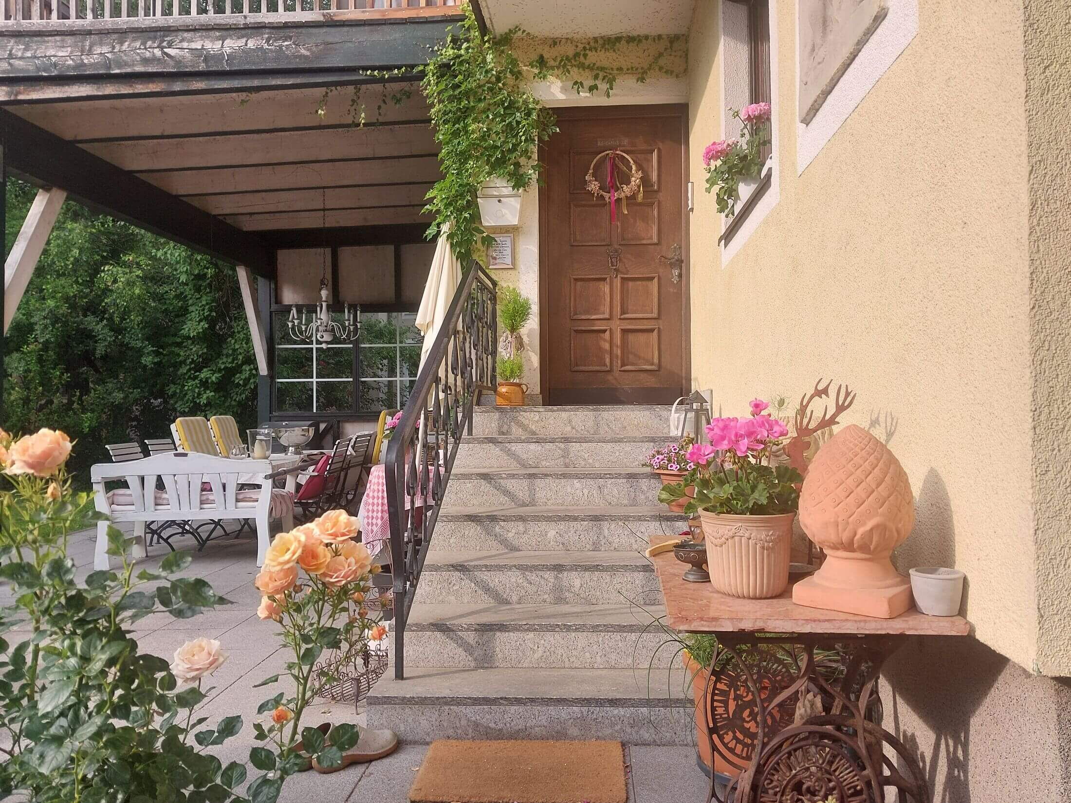 Die Ferienwohnung in Schwaz, wo die Rosen schön blühen und man den Aufgang sieht, zur Fewo.