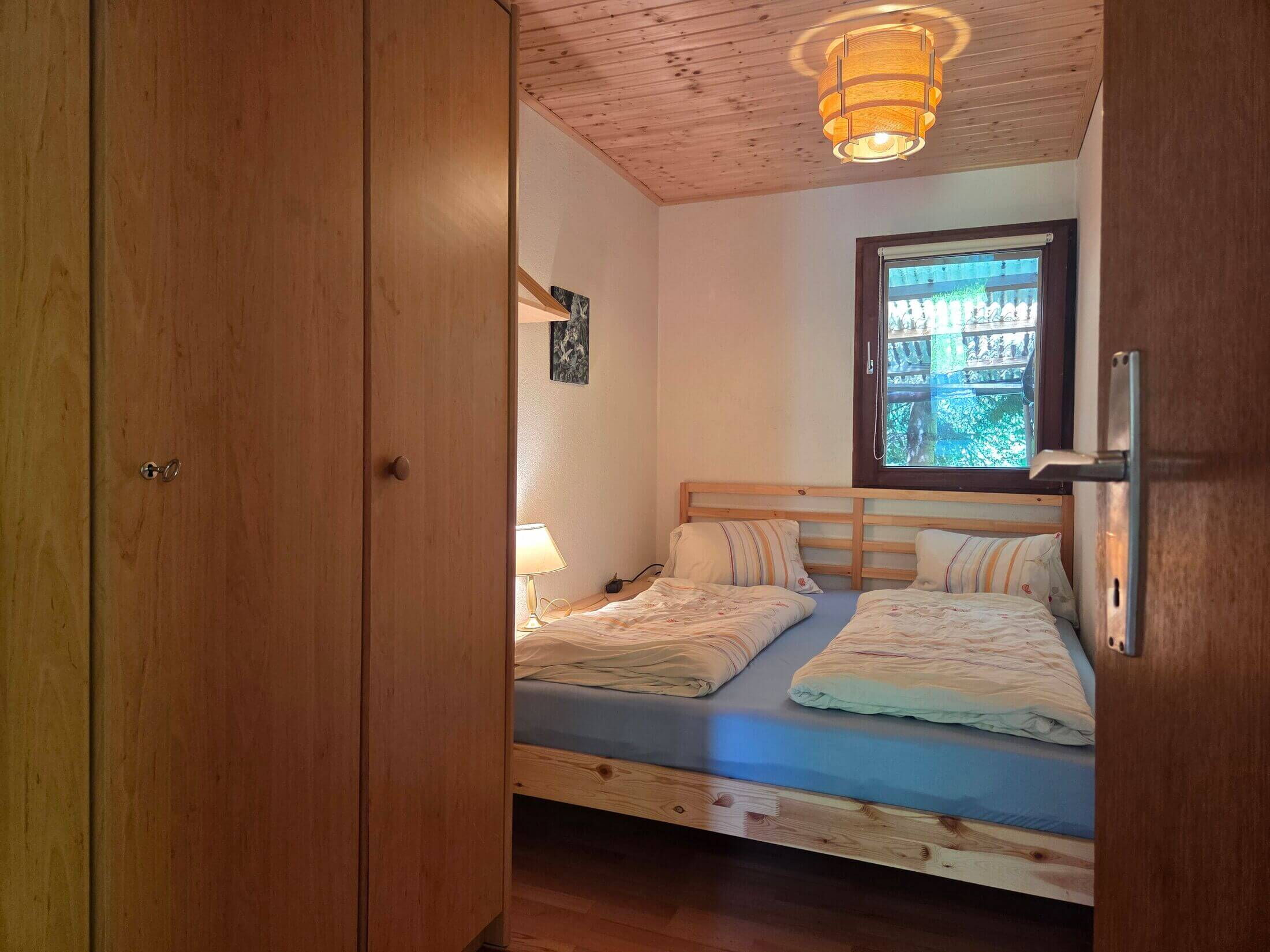 Das gemütliche Schlafzimmer im Kochhäusl mit Blick ins freie.