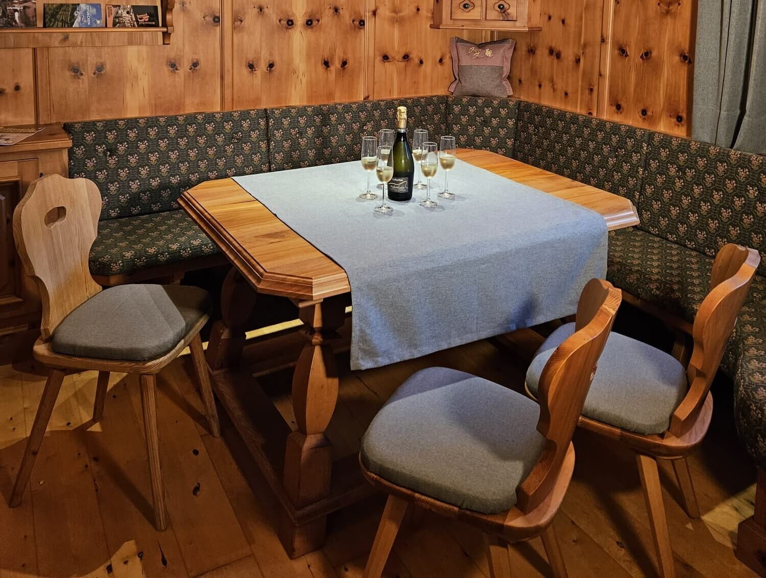 In der Holzstube im Zillertal wird auf die schöne Woche angestoßen.