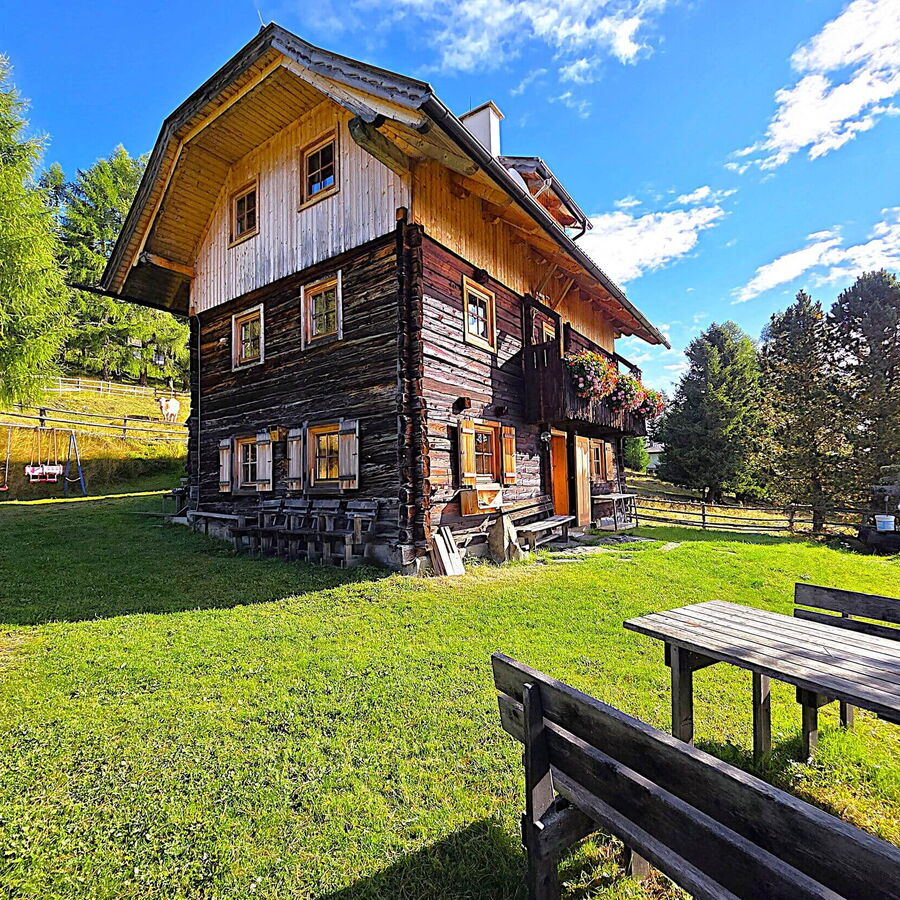 Die Pietschacher Almhütte mit tollem Ausblick auf die Bergwelt.