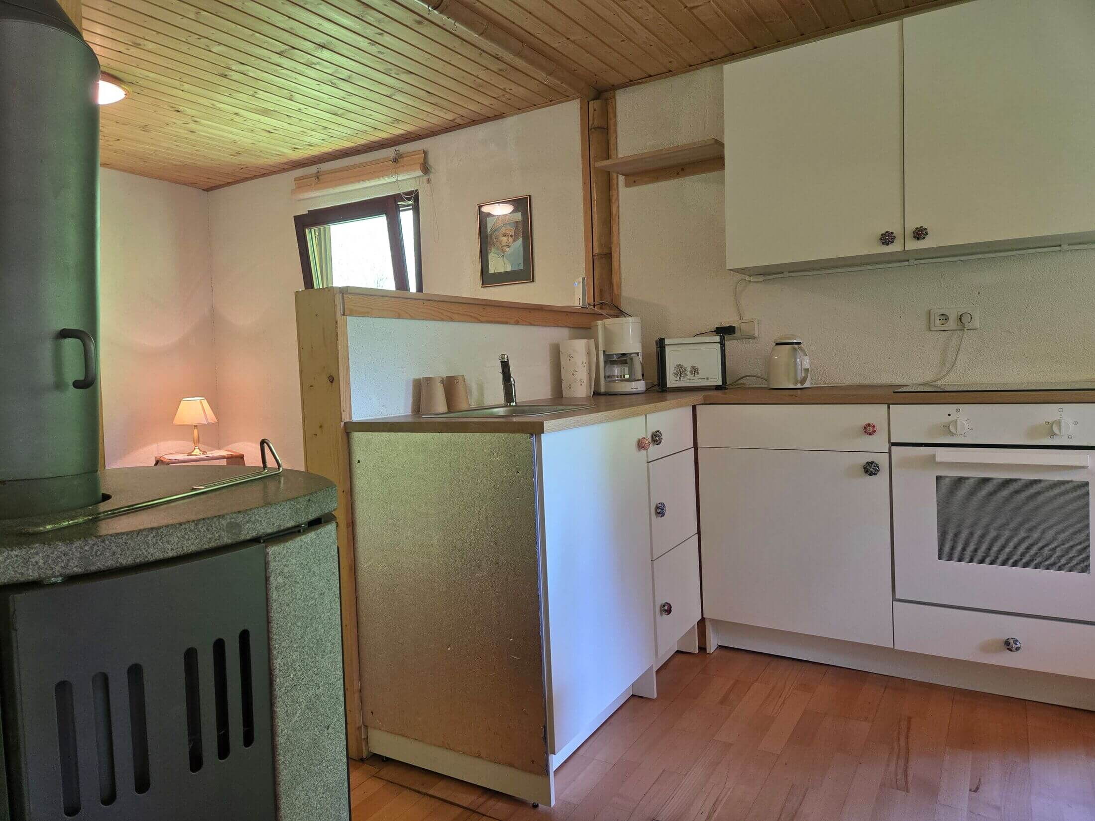 Die Küchenzeile und der Schwede Ofen im Kochhäusl laden zum Verweilen ein.