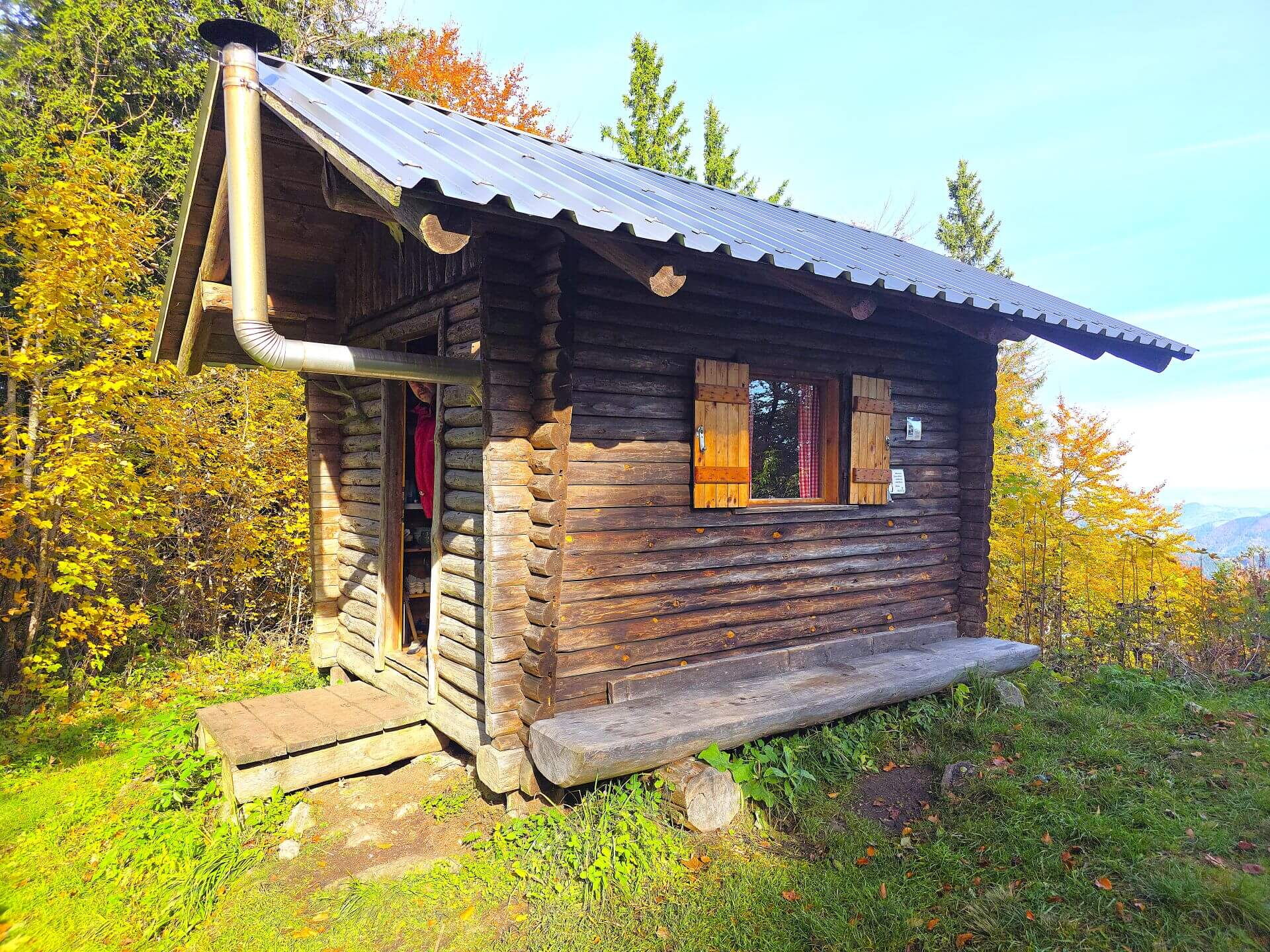 Die urig schöne Abenteuer-Hütte am Geißenberg im Mostviertel, erstrahlt durch die Sonnenstrahlen in warmen Licht.