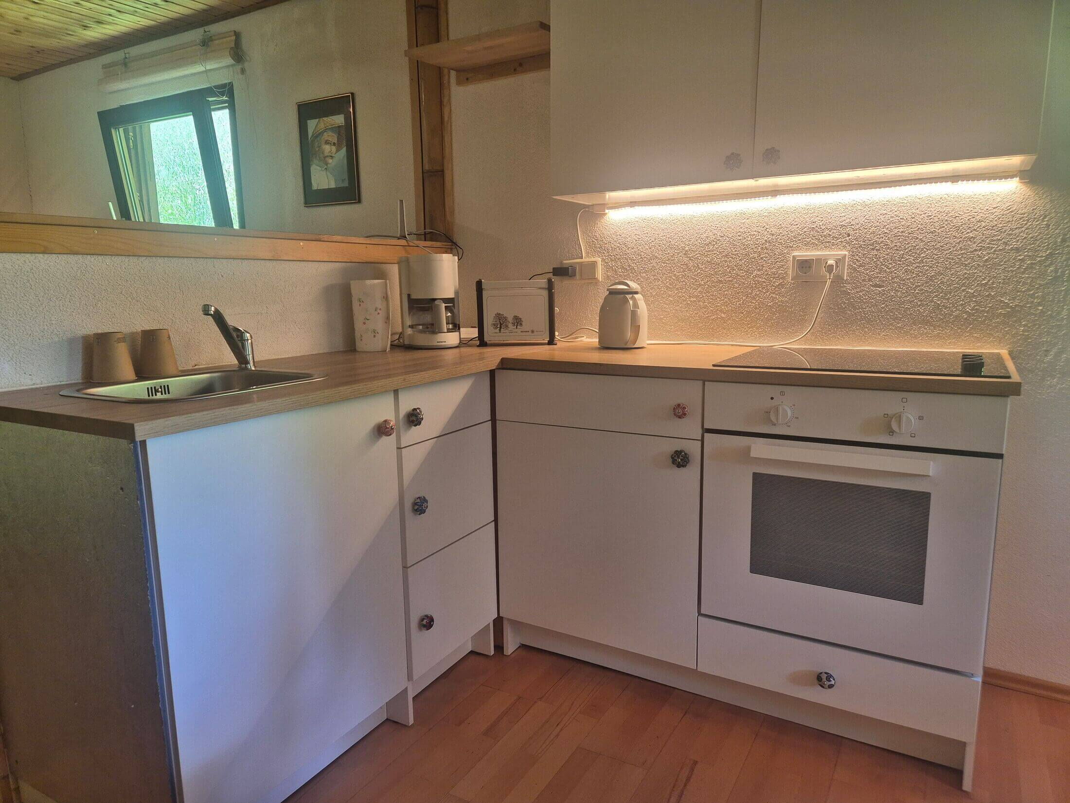 Das Kochhäusl hat eine Küche mit allem was benötigt wird und lädt zum gemeinsam kochen ein.