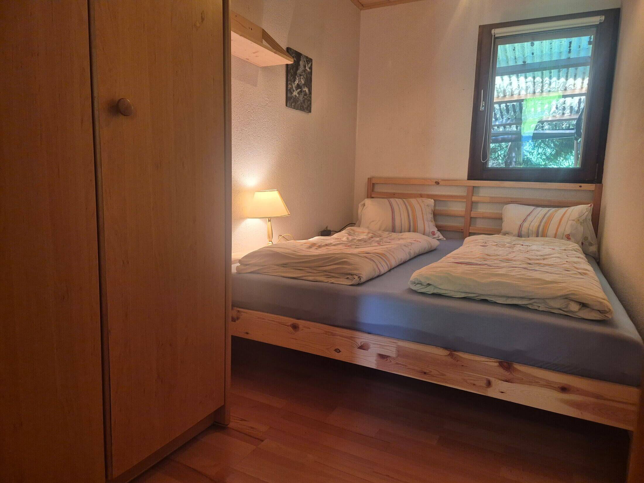 Das Schlafzimmer im Kochhäusl mit Doppelbett und Kasten.