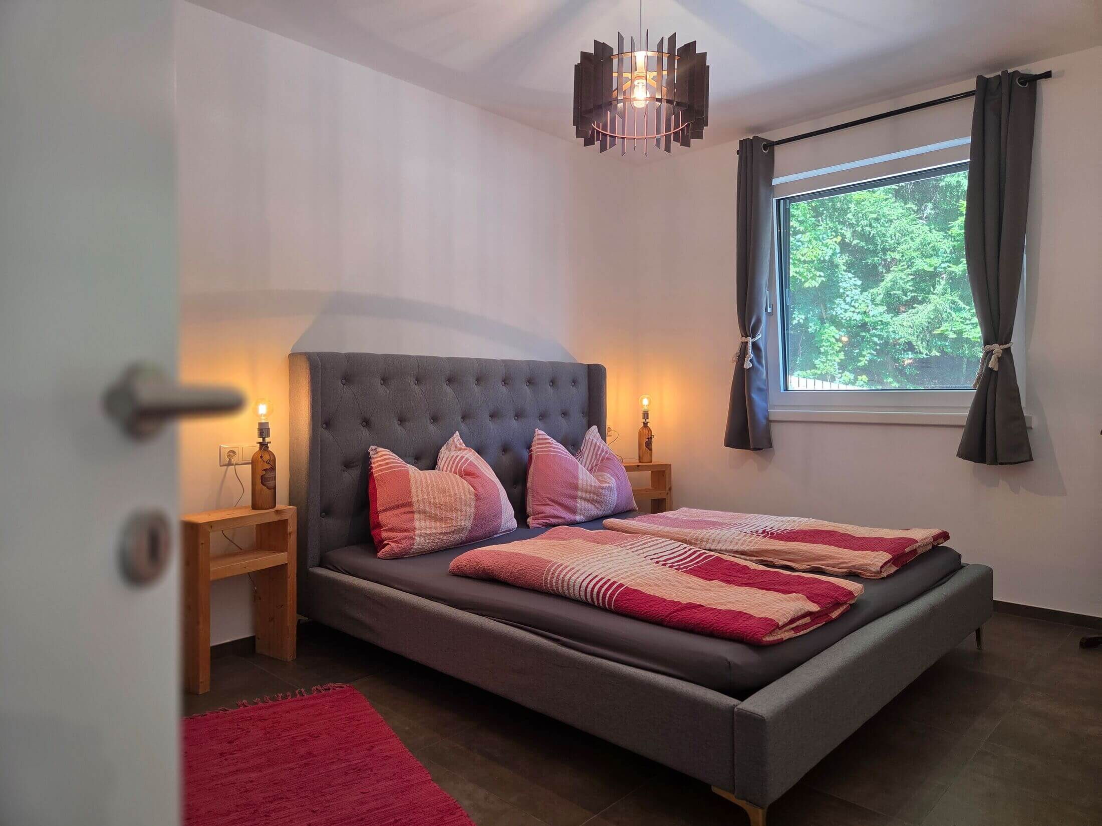 Das Schlafzimmer lädt zu romantischen Stunden ein in der Ferienwohnung Pferdeheimat.