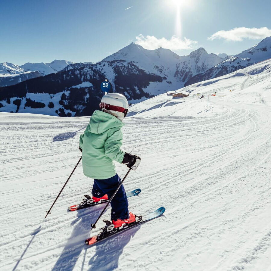 Einen sonnigen Tag auf der Skipiste mit den Kindern im Alpbachtal verbringen.