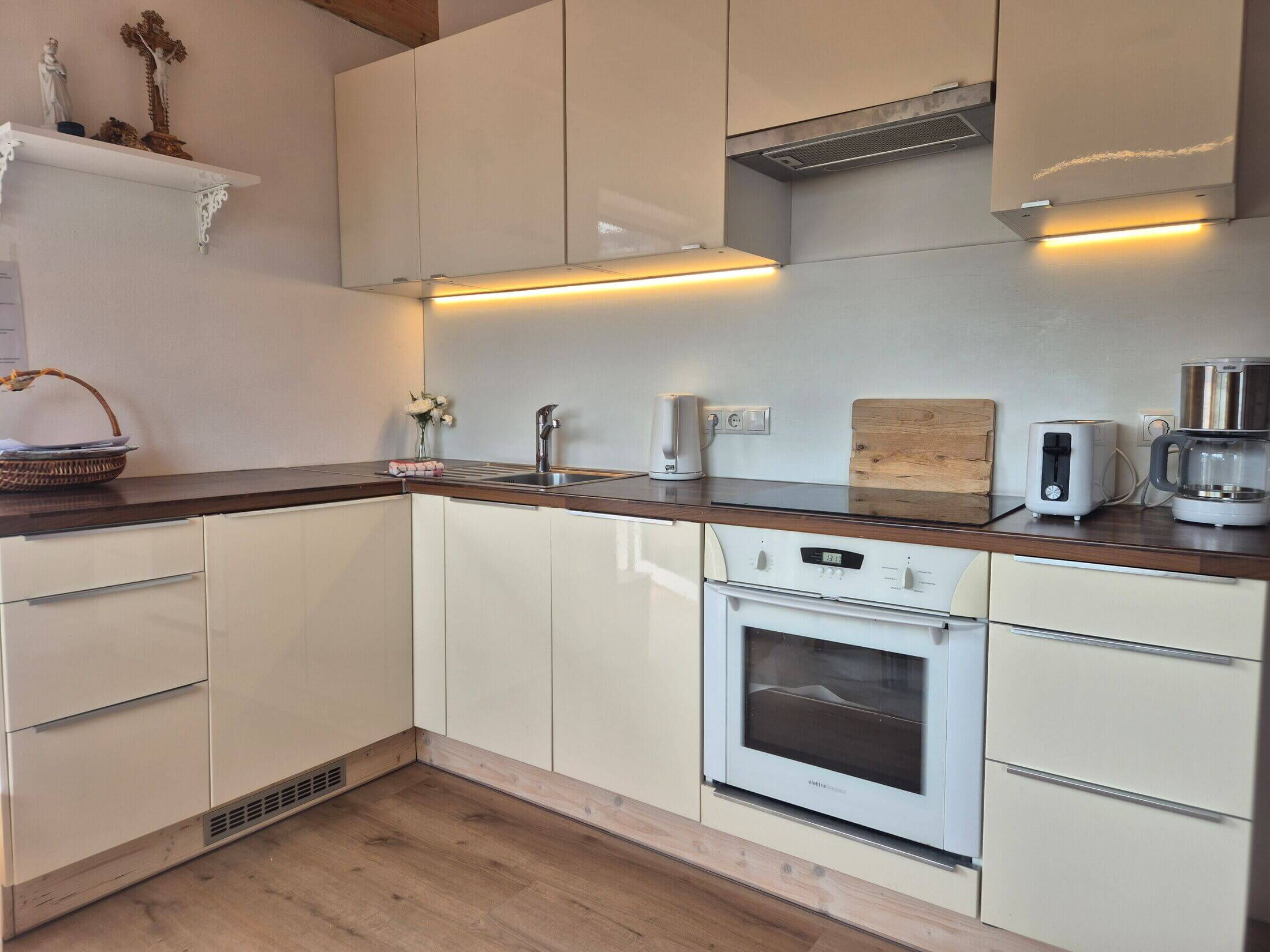 Die Sternenhimmel Ferienwohnung präsentiert die Küchenzeile, die zum Kochen einlädt.