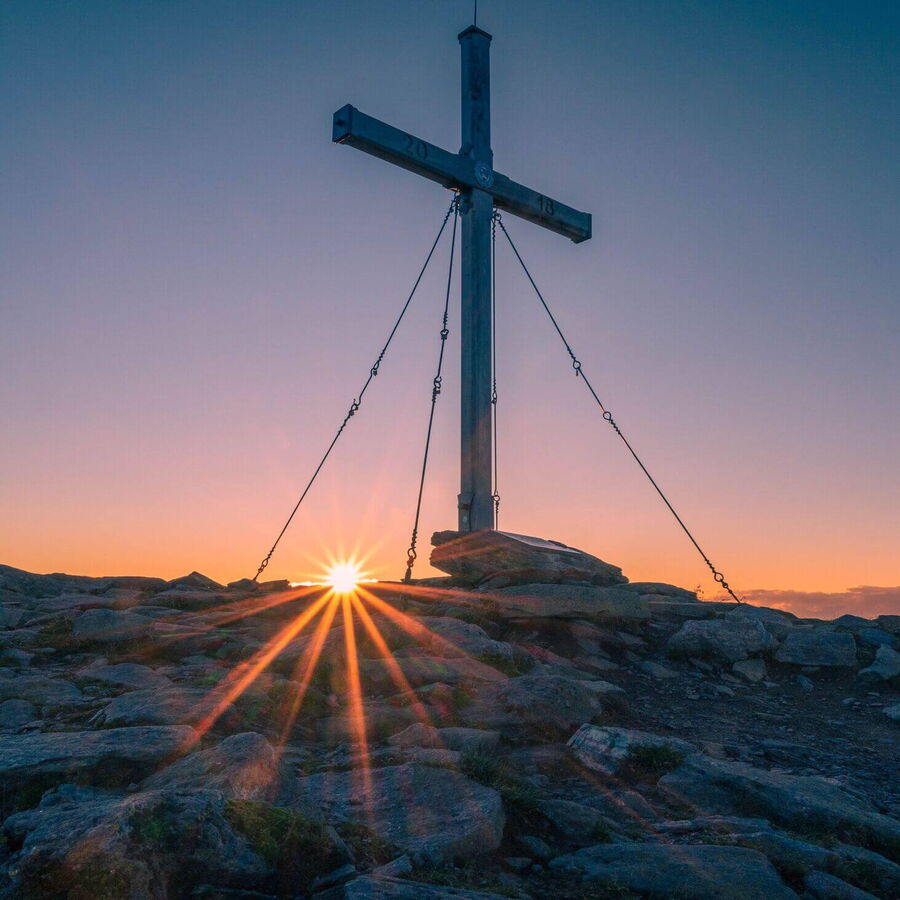 Das Zirbitzkogelgipfelkreuz bei Sonnenuntergang.