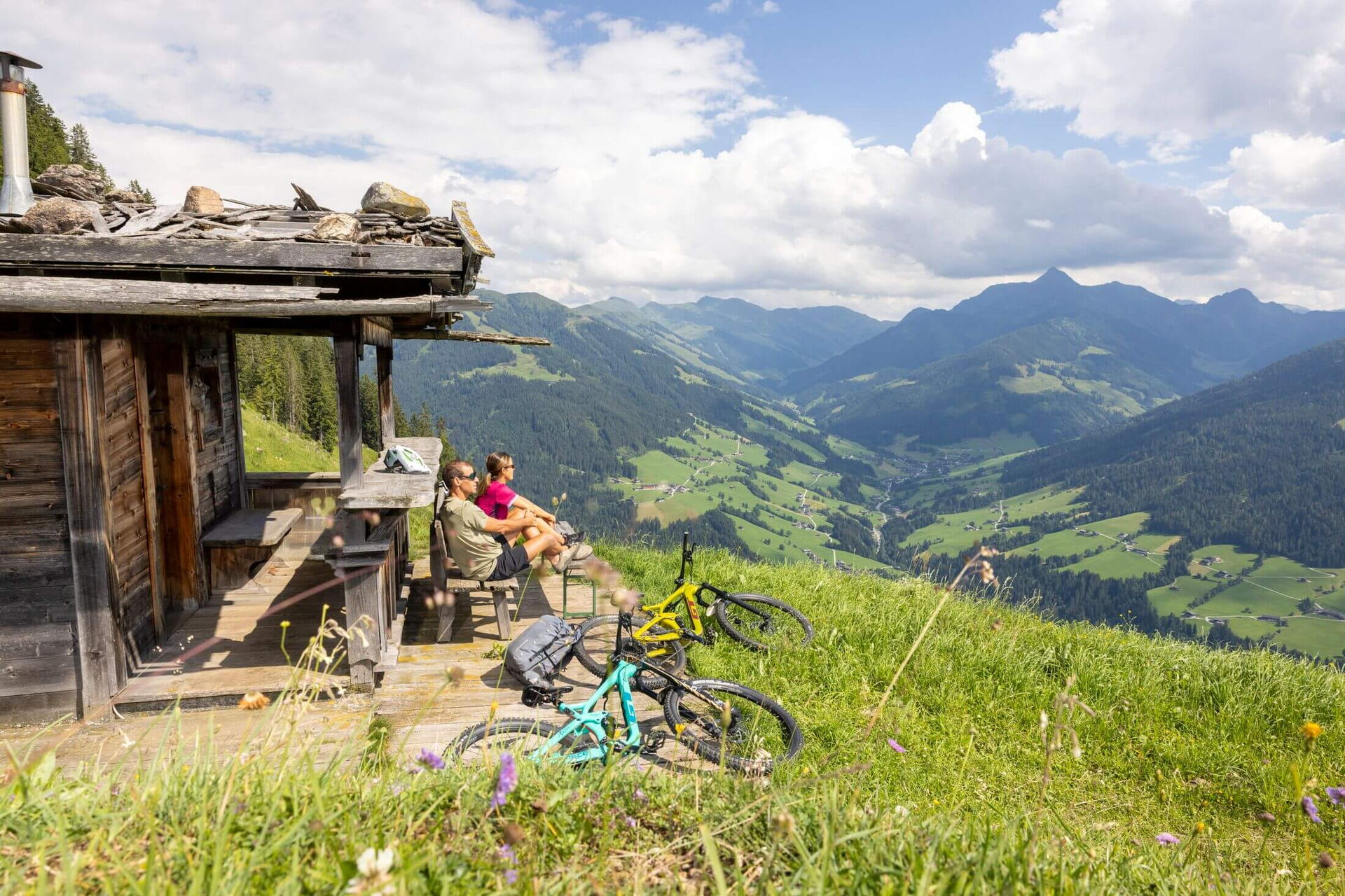 Eine kurze Pause einlegen mit dem Mountainbike - hoch zum Bischofer Joch.