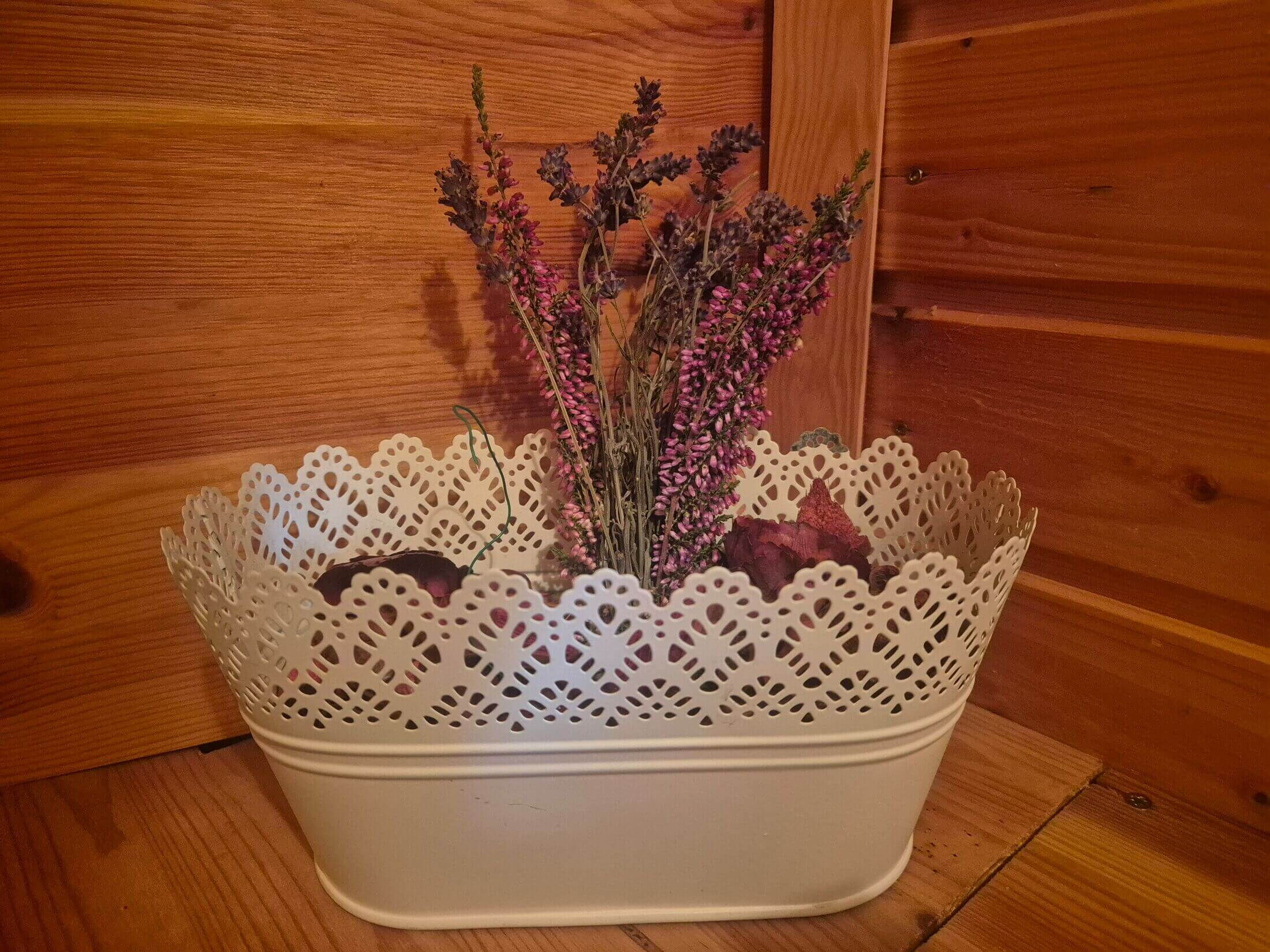 Im Badezimmer ist auch liebevolle Naturdekoration arrangiert.