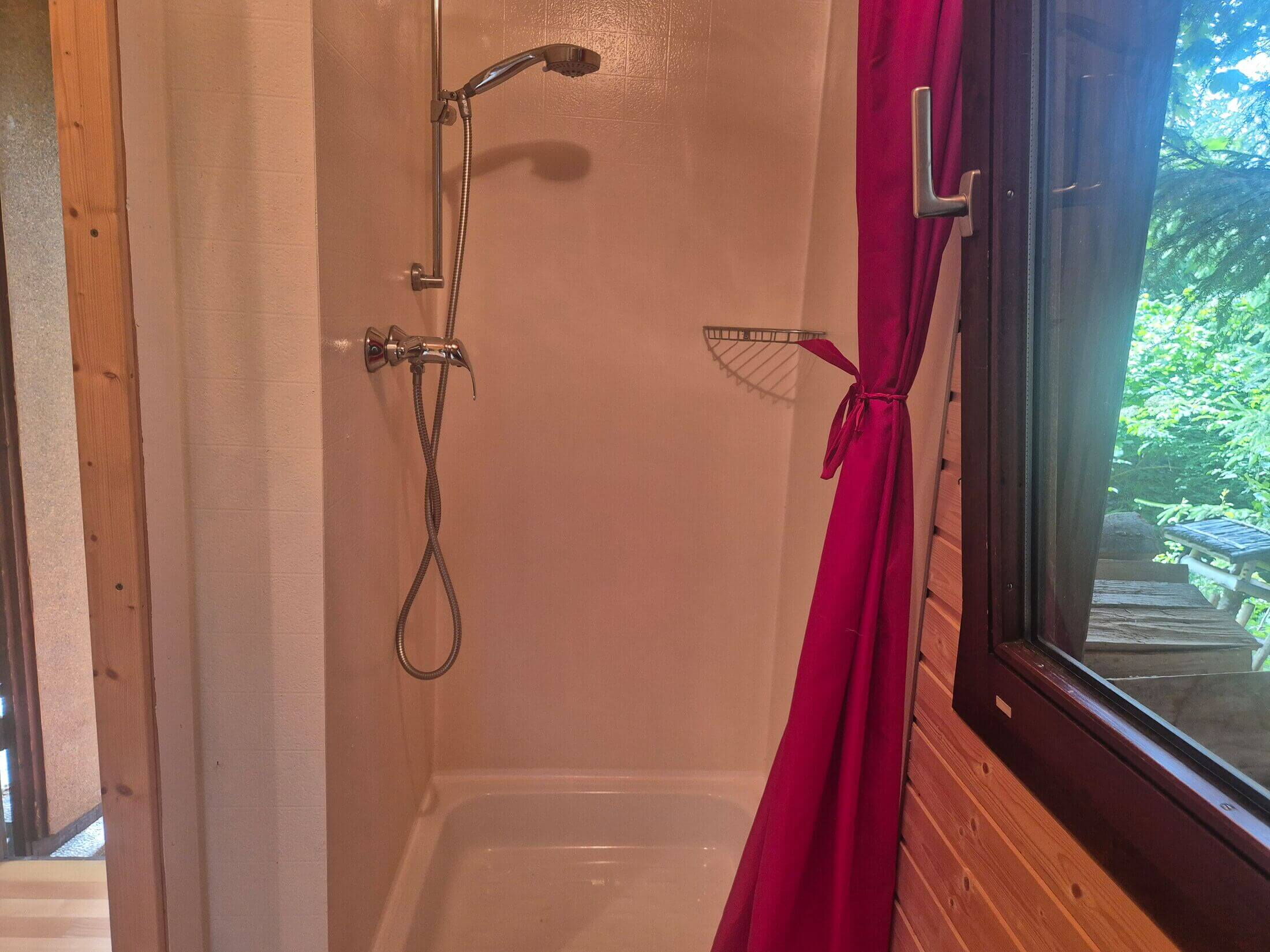 Im Badezimmer vom Kochhäusl in den Tuxer Alpen ist eine komfortable Dusche.