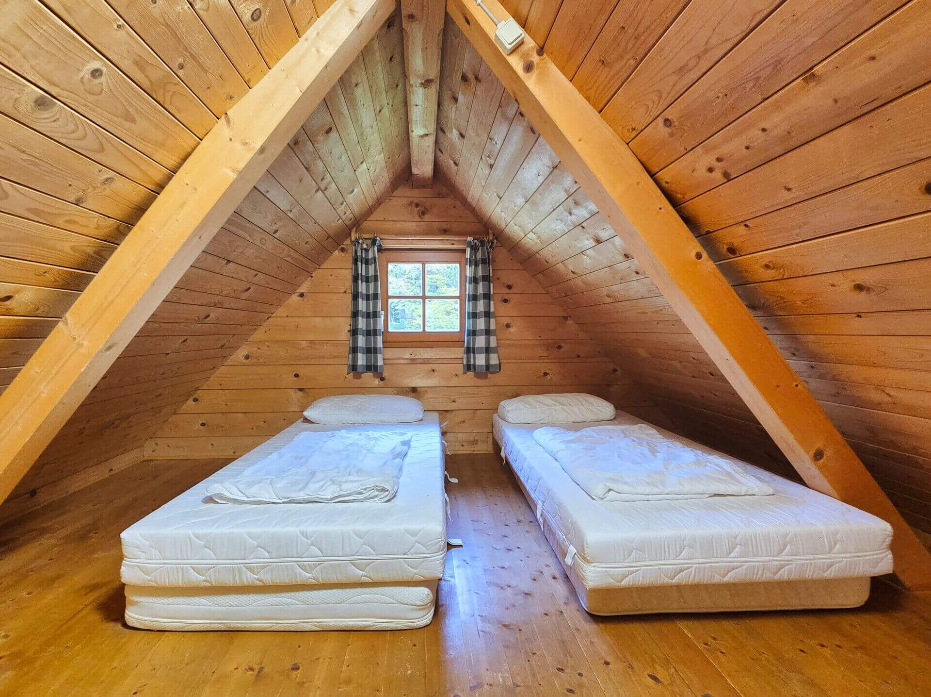 Das Schlafgemach mit Matratzen in der Mühlenhütte im oberen Geschoss.