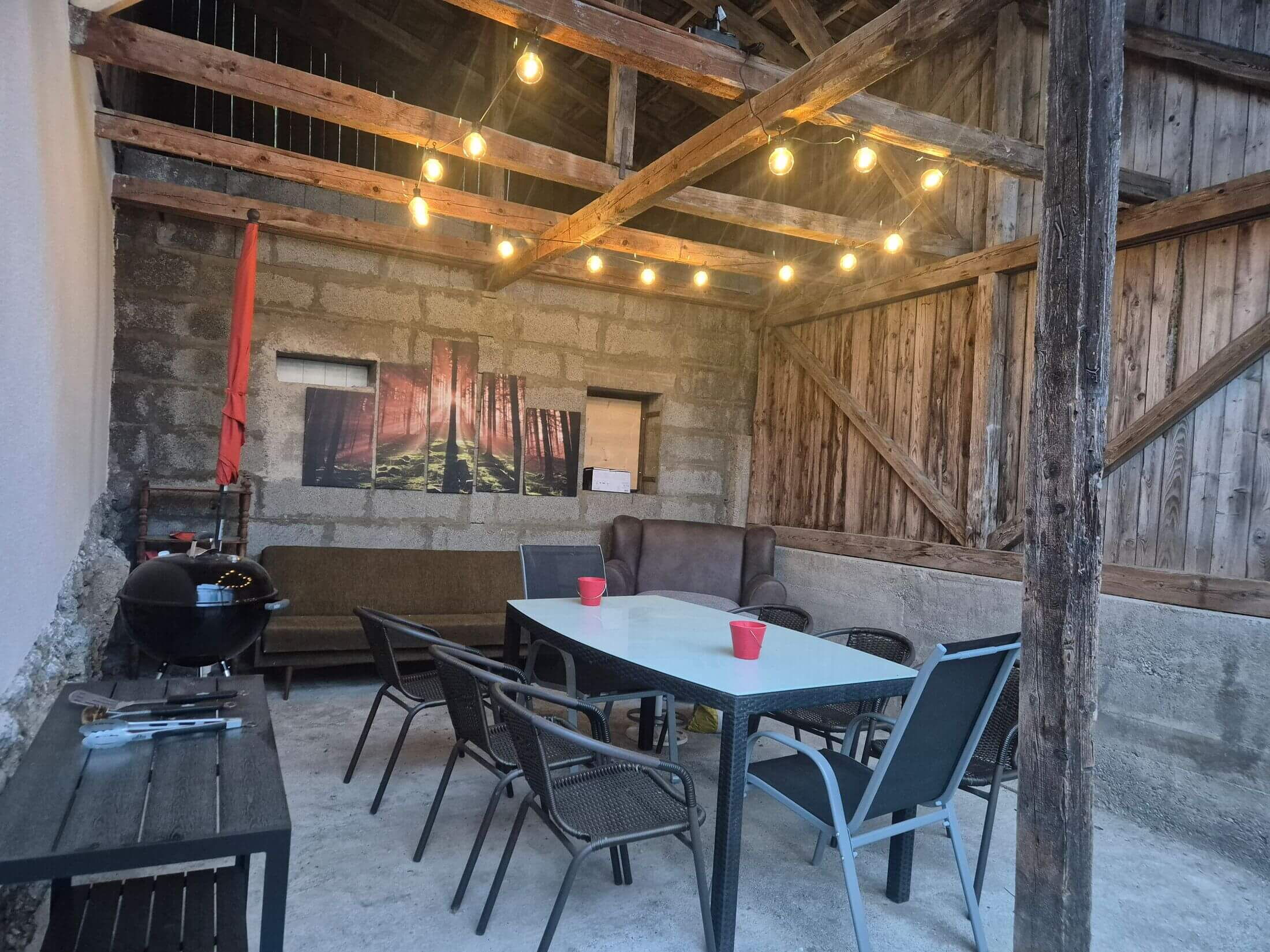 Der Außenbereich vom Alpenrehblick lädt mit gemütliche Plätze zum verweilen ein.