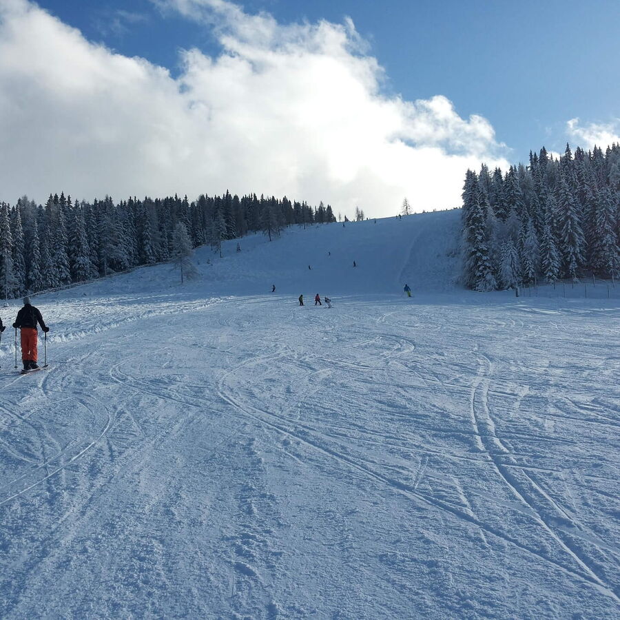 Das Skigebiet Hochrindl in dem Biosphärenpark Nockberge in top präparierten Zustand.