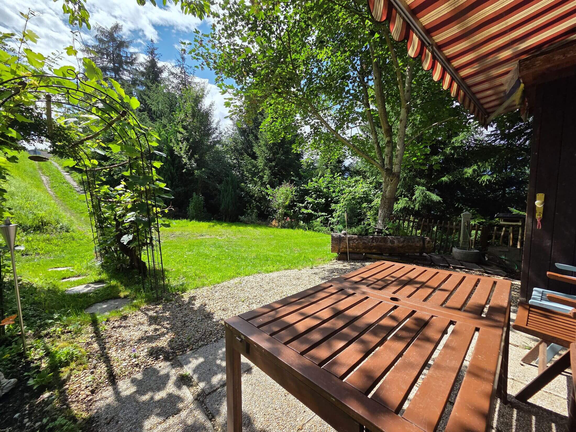 Der Aussenbereich beim Kochhäusl lädt auf der Sonnenterrasse zum sitzen ein.