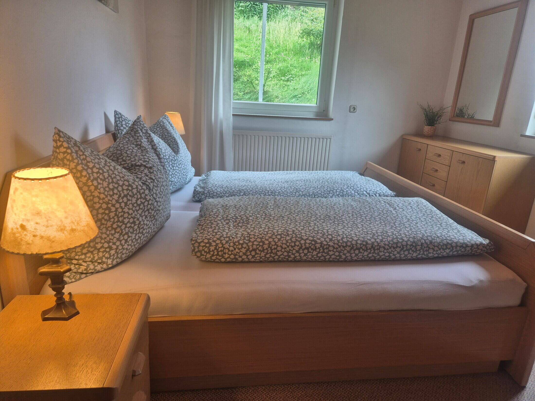 Das Schlazimmer mit aufgebetteten Betten in der Ferienwohnung Sonnseitn.