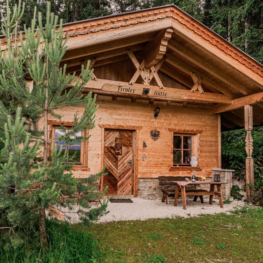 Die Tiroler Hütte am Karwendelgebirge mit Vorderansicht.