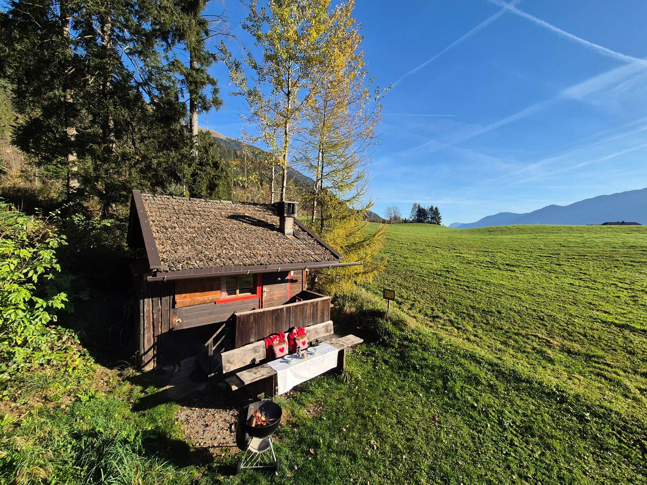 Das Waldhüttl am Karwendel mit Blick auf die Bergwelt.