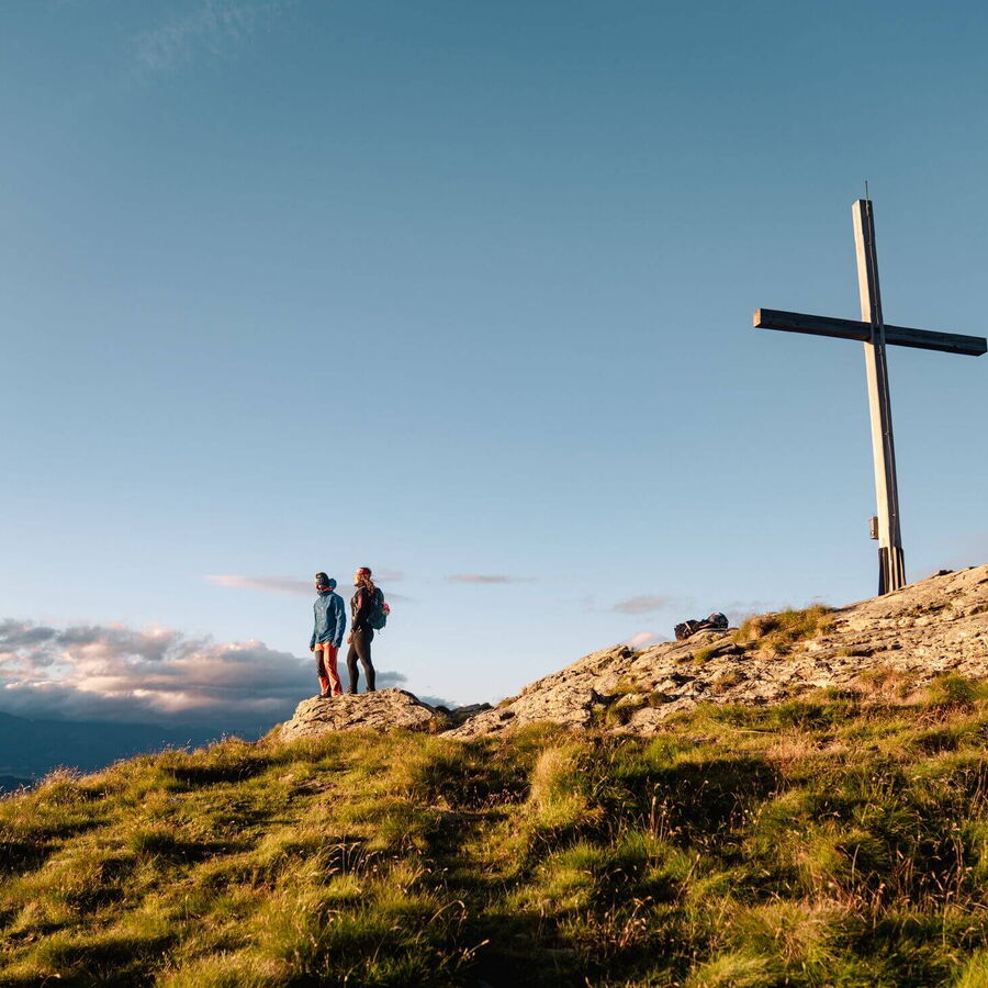 Gipfelkreuz auf der Frauenalpe mit toller Sicht.