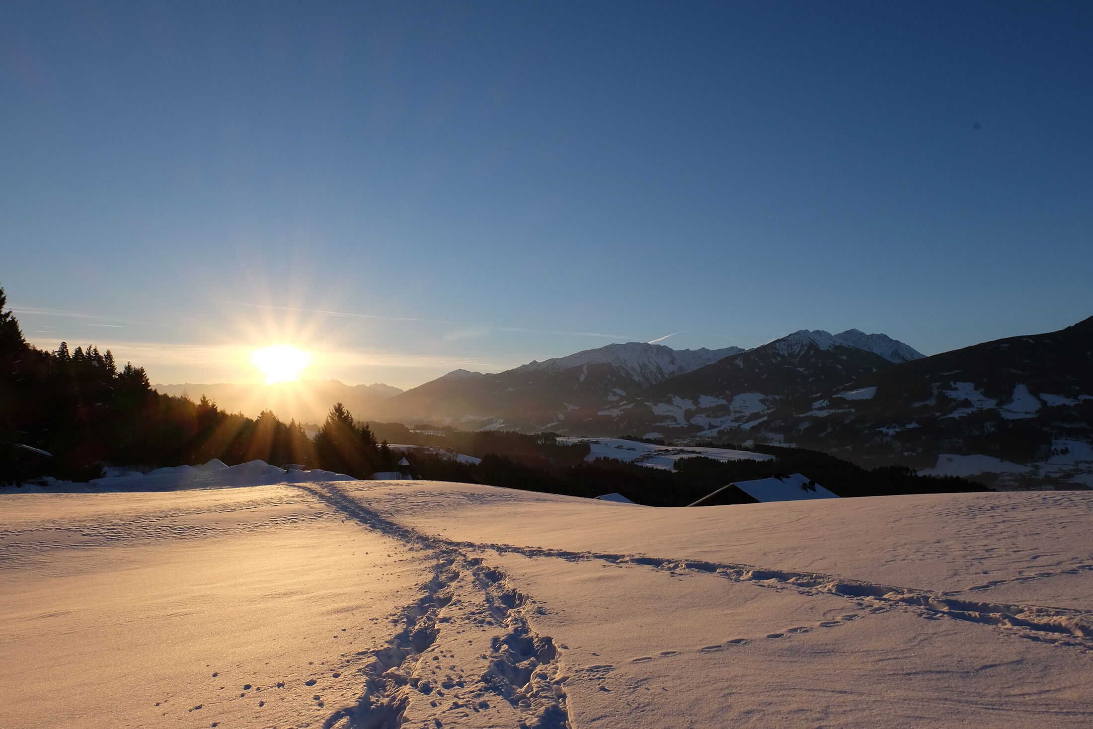 Die verschneite Winterlandschaft in den Bergen.