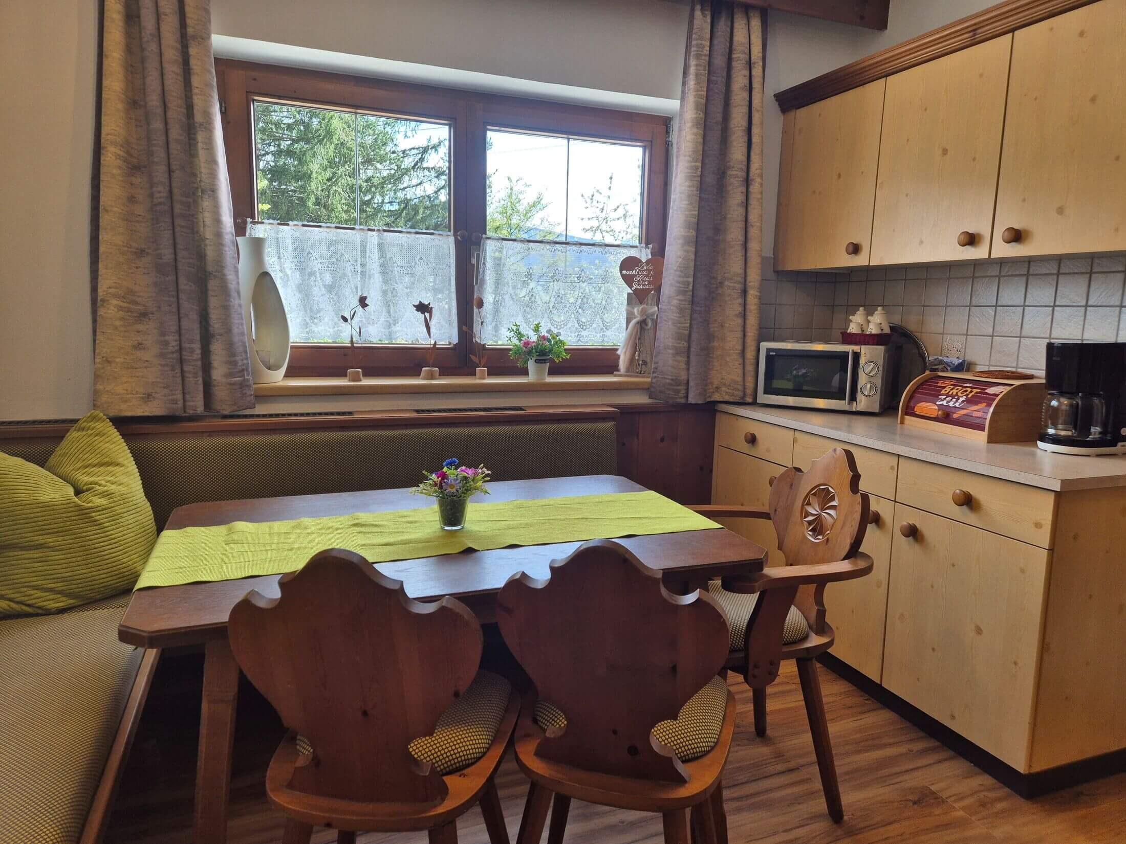Die Küche mit Esstisch und Eckbank im Alpenrehblick.