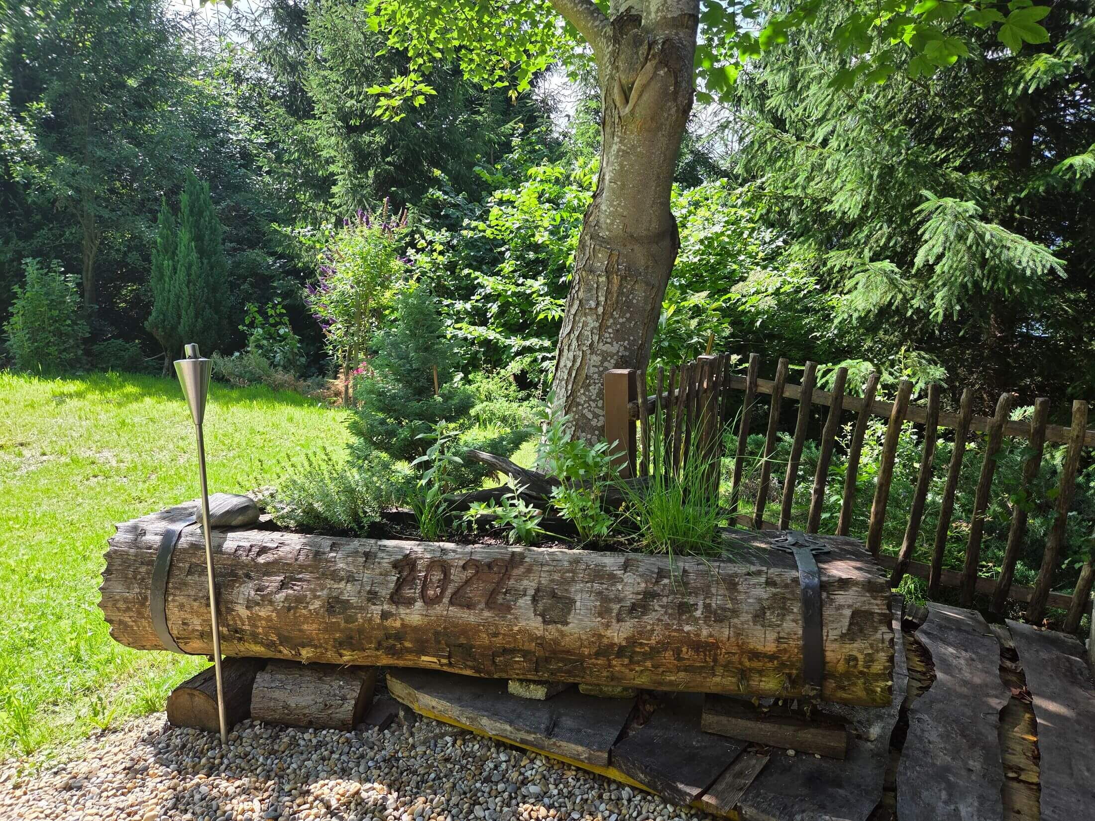 Der Brunnentrog im Freien vor der Hütte mit Kräutern bepflanzt.