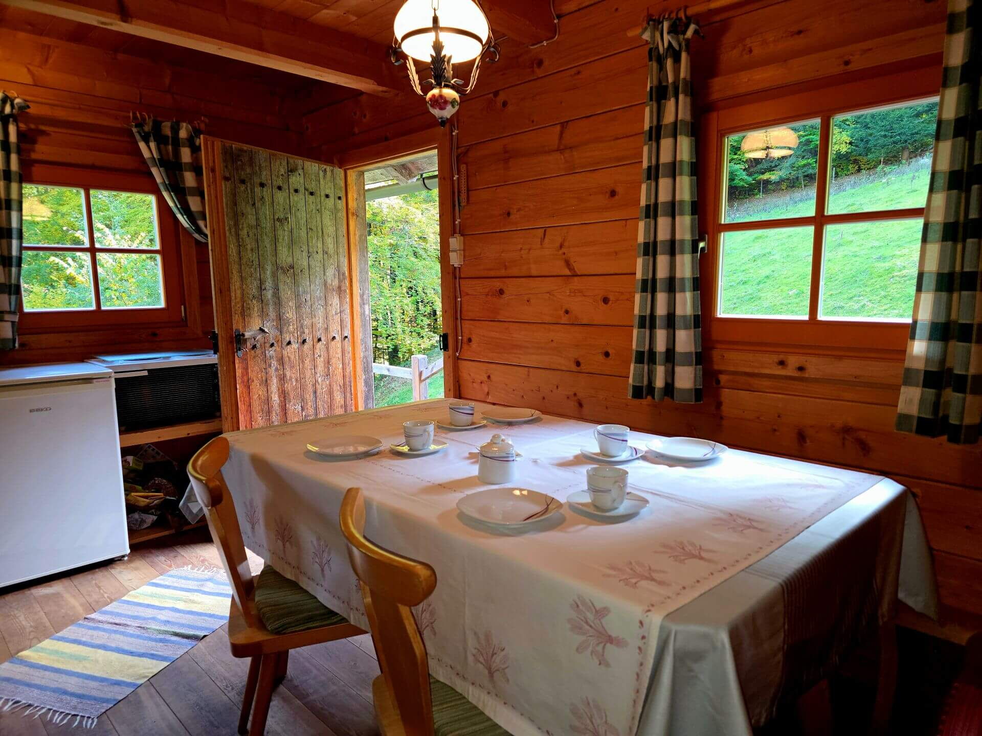 Hereinspaziert und platz genommen auf dem gedeckten Küchentisch in der Mühlenhütte.