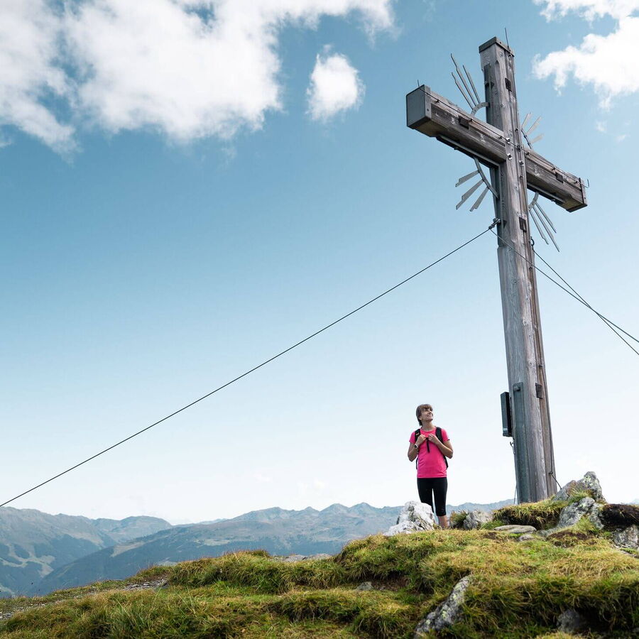 Wandern zum Arbiskopf Gipfelkreuz, bei leicht bewölkten aber schönen Wetter.
