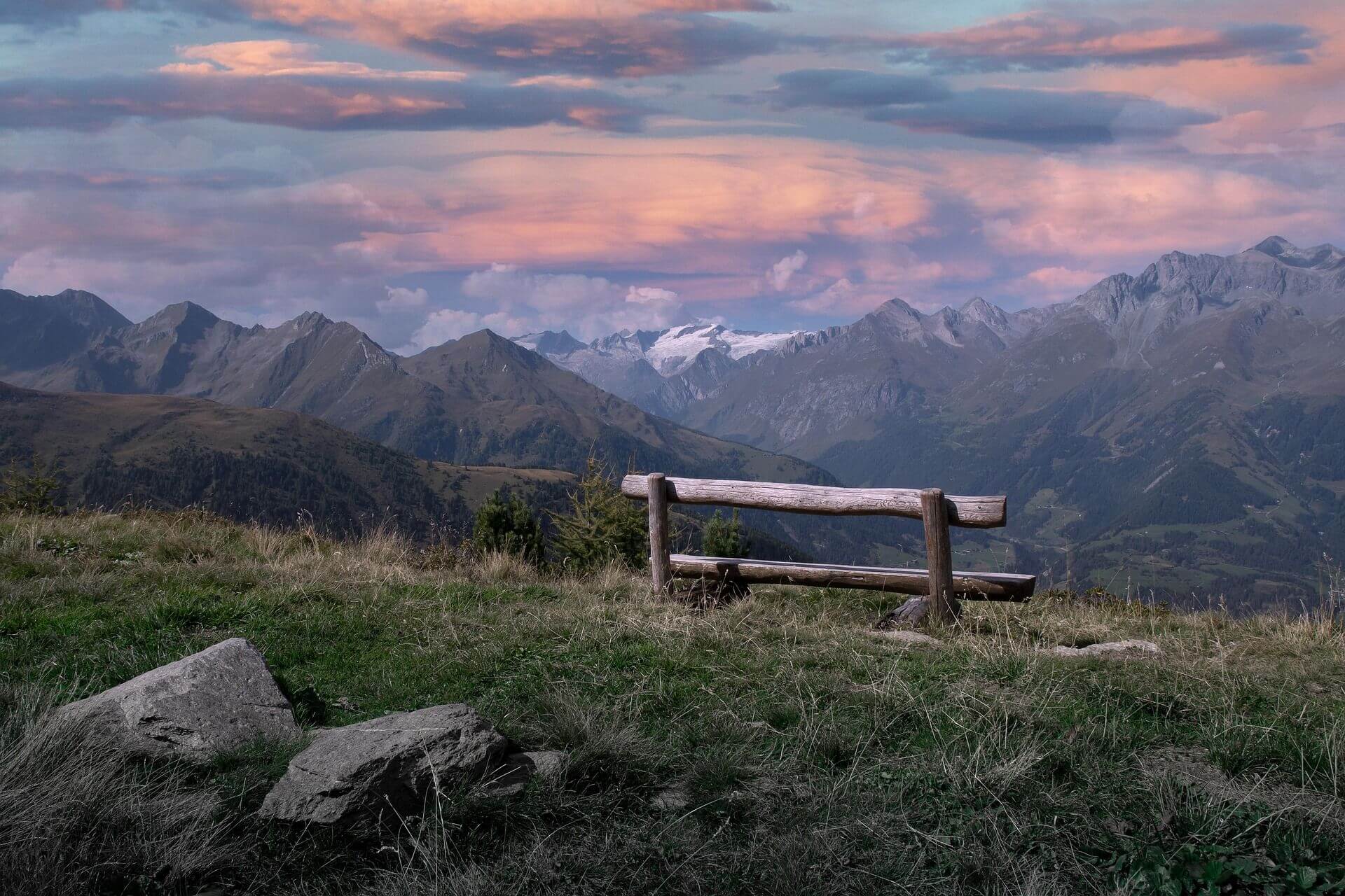Bei schöner Abendstimmung die Bergwelt beobachten.