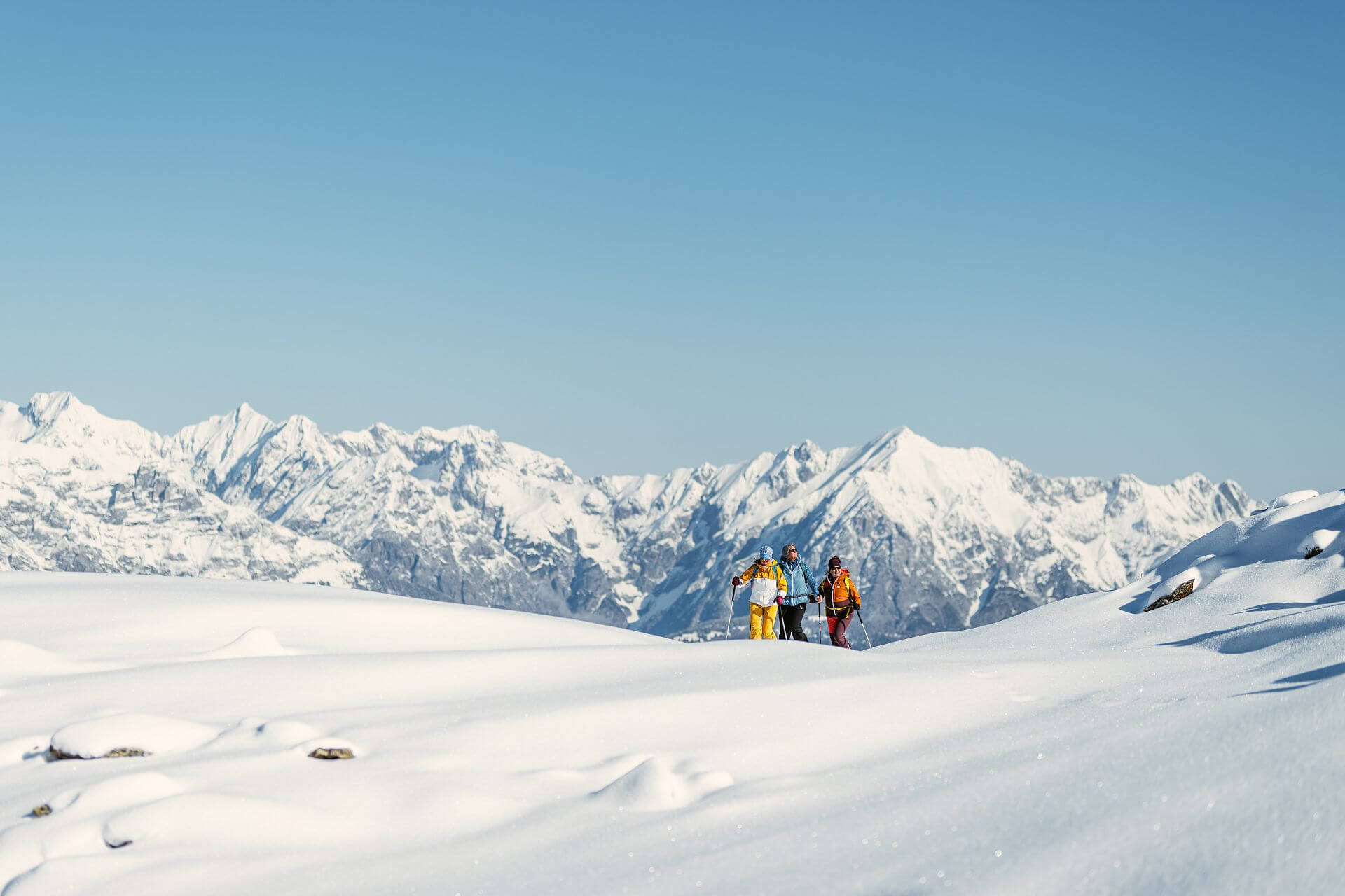 Die schönste Winterlandschaft beim Skitourenwandern mit Bergkulisse.